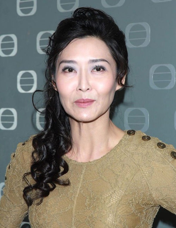 Diệp Ngọc Khanh là một trong số các mỹ nhân phim cấp ba gợi cảm với thân hình bốc lửa trên màn ảnh Hong Kong những năm đầu thập niên 90 ở thế kỷ trước. Vậy mà bất ngờ, vai diễn do cô đóng trong bộ phim tình cảm lãng mạn Mặt trăng trên sân thượng cùng lúc được đề cử Nữ diễn viên chính xuất sắc tại giải Kim Tượng (Hong Kong) và Kim Mã (Đài Loan).