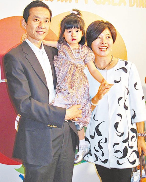 Vợ chồng Tào Chúng và con gái 4 tuổi Trần Anh Huê.