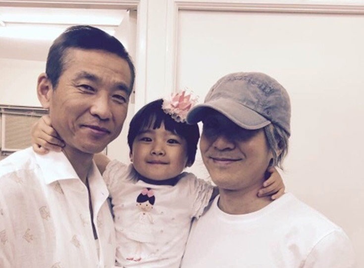 Chau Tinh Tri lang xe be gai 4 tuoi hinh anh