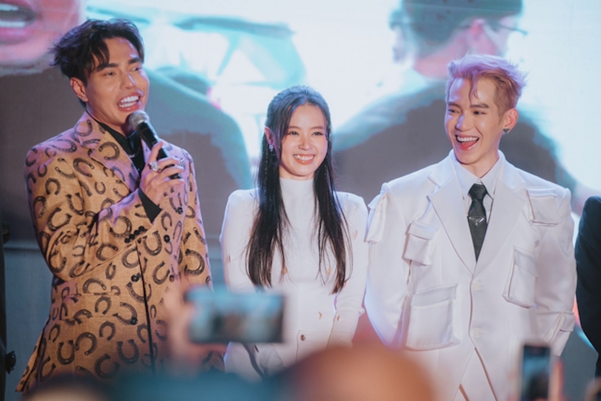 Khi ta hai lam lo anh 2