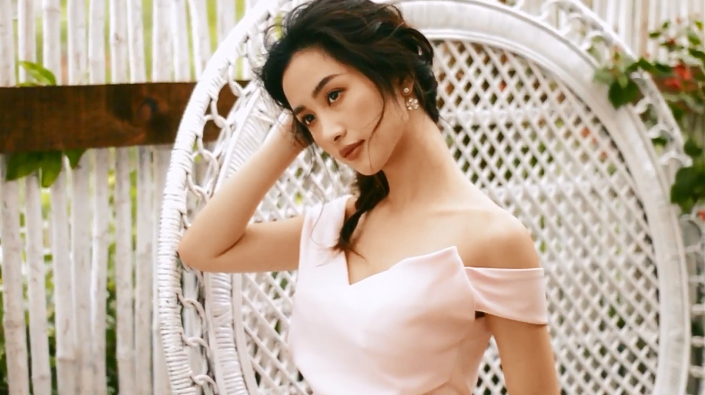 Jun Vu trong cuon hut khi dien  vay xe nguc, ho vai tran hinh anh