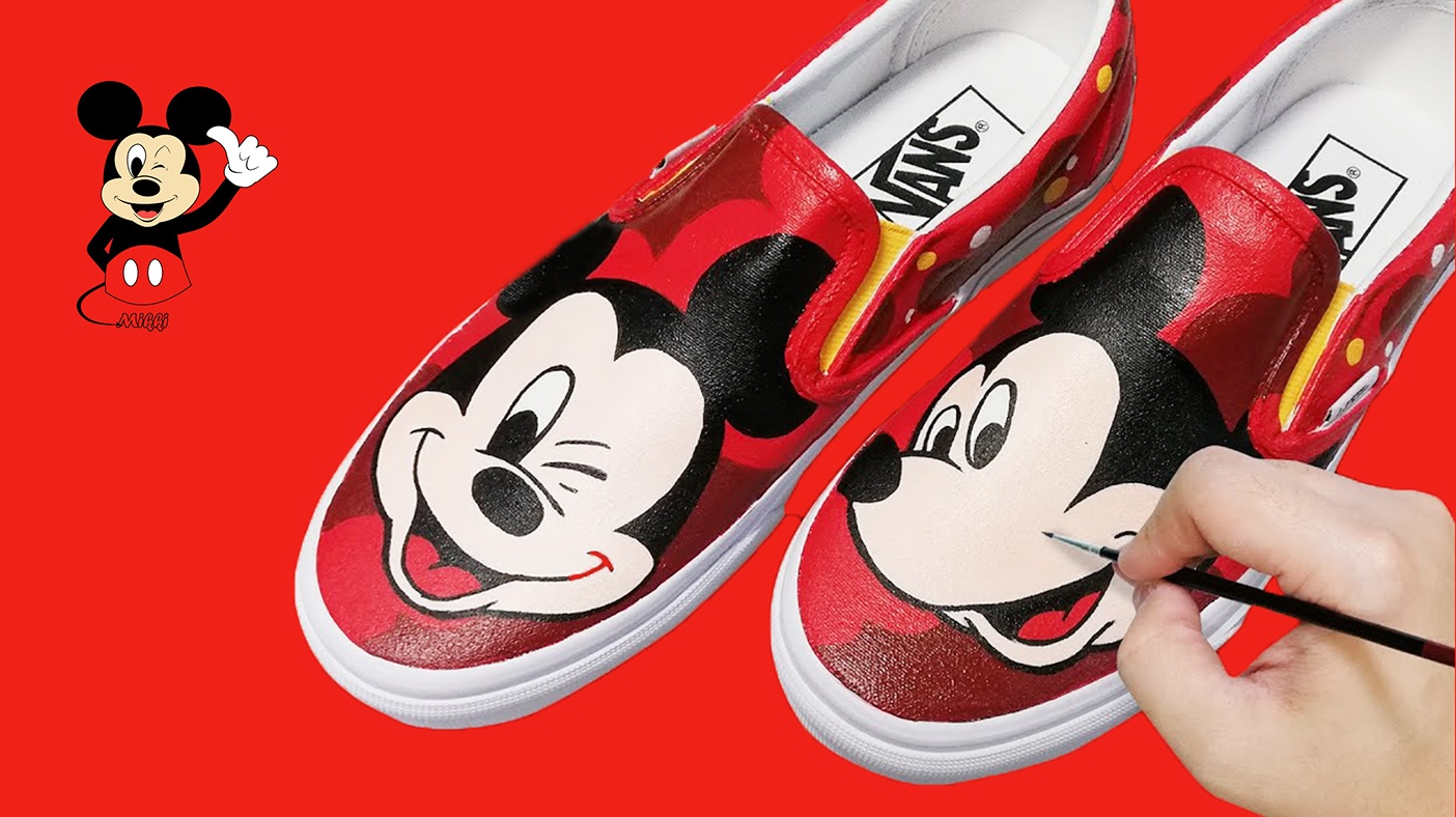 Son hinh chuot Mickey len giay trang dung chuan mot di choi Tet hinh anh