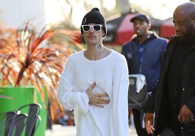 Justin Bieber tiep tuc mac xau khi xuong pho cung vo hinh anh