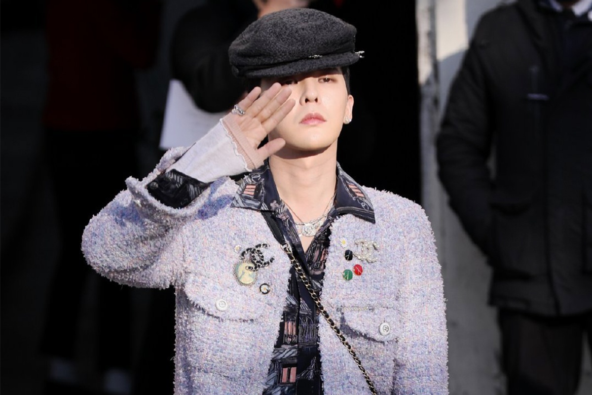 G-Dragon mac ao tim nu tinh, deo tui 5.500 USD khi tham du show Chanel hinh anh