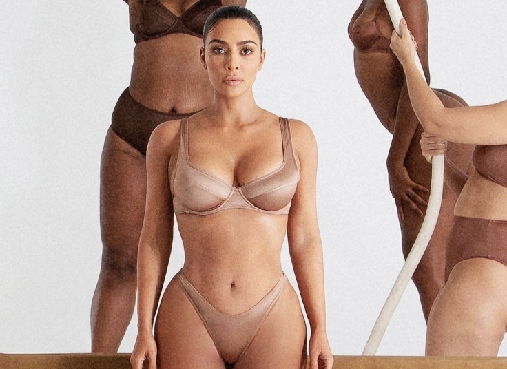 Kim Kardashian ban do lot mac trong nhu khoa than hinh anh