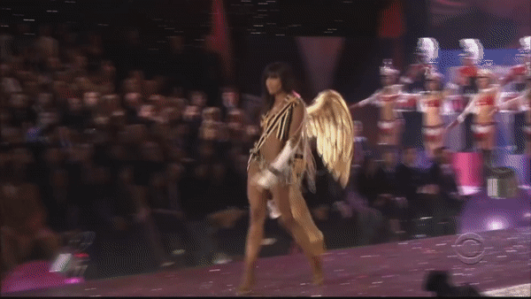 Naomi Campbell sai buoc manh me nhu loai bao den tren san catwalk hinh anh