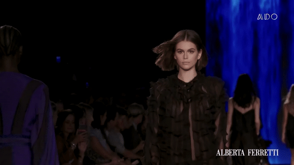 Nu nguoi mau 10X thu hut tren san catwalk hinh anh