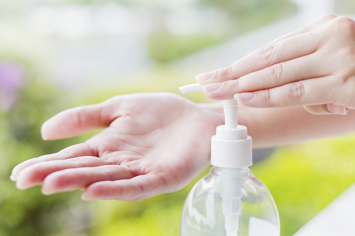 Lam the nao de da khong bi kho khi lien tuc dung nuoc rua tay? hinh anh