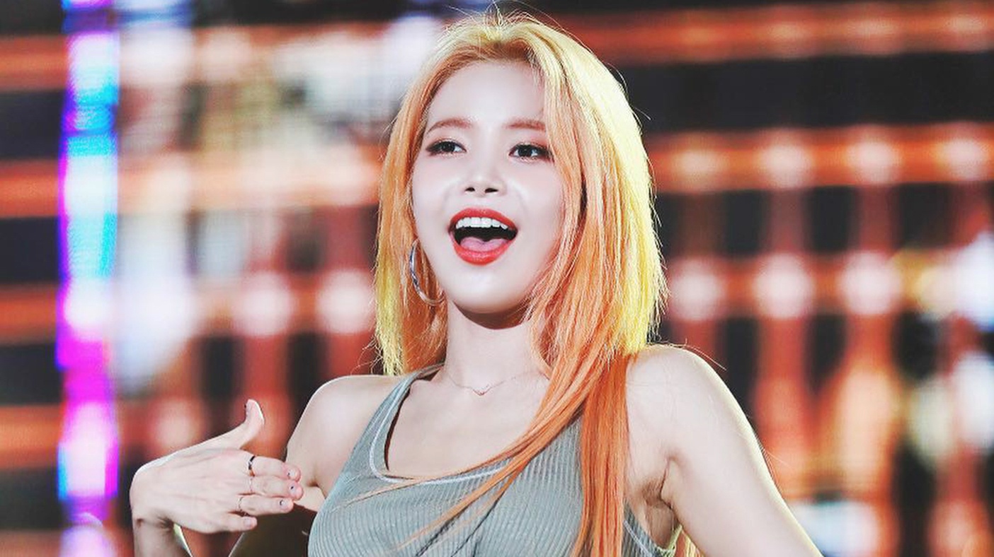 Solar (MAMAMOO) huong dan lam dep da, giu dang bang nuoc ep cai xoan hinh anh