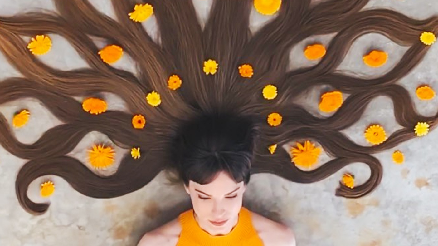 Co gai thich chup anh toc cung do vat duoc sap xep dep mat hinh anh