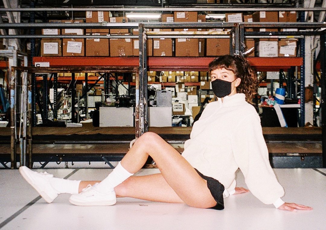 Nhieu hang thoi trang chuyen sang san xuat nuoc rua tay, do bao ho hinh anh