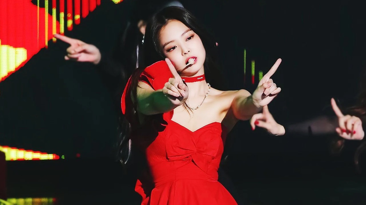 Jennie khoe vai tran goi cam tren san khau 'Solo' hinh anh