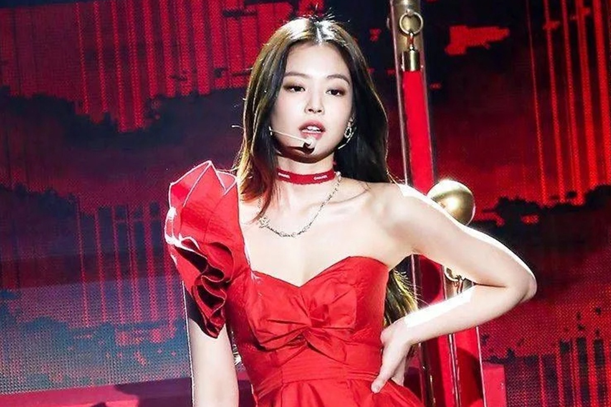 7 lan Jennie khoe nhan sac quyen ru voi vay ao mau do hinh anh