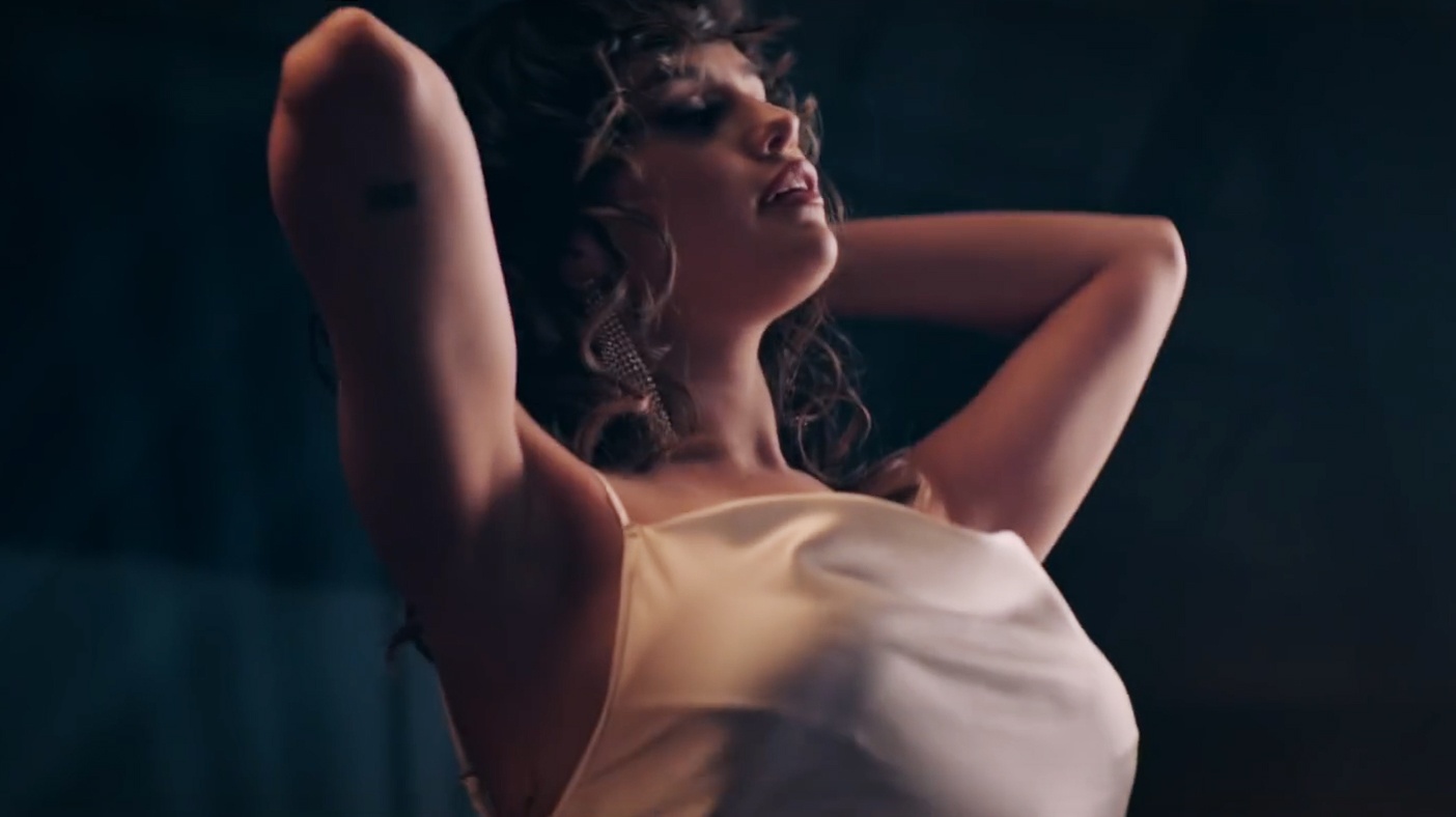 Selena Gomez ban ao thun de quyen gop chong dich benh hinh anh