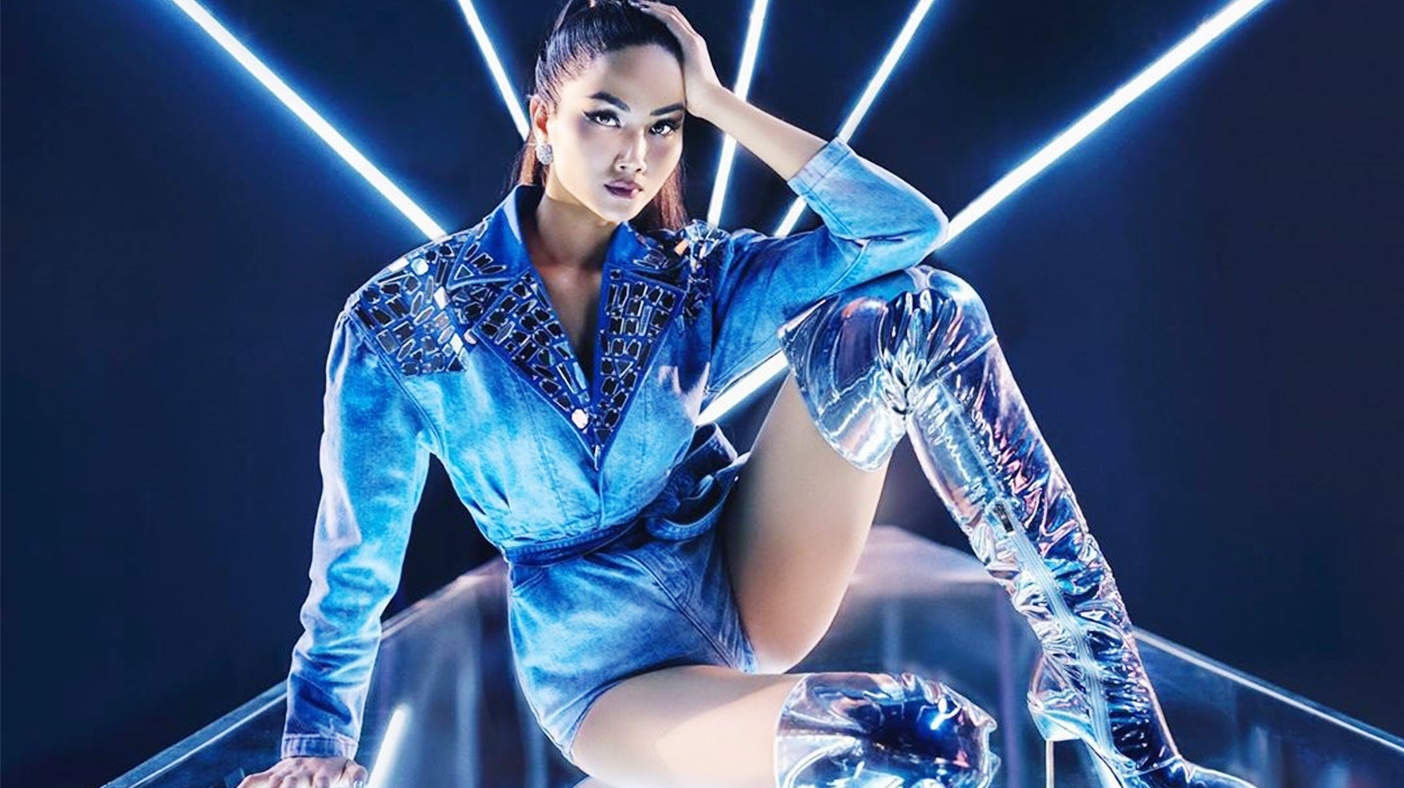 H'Hen Nie di catwalk trong nha san voi trang phuc binh dan hinh anh