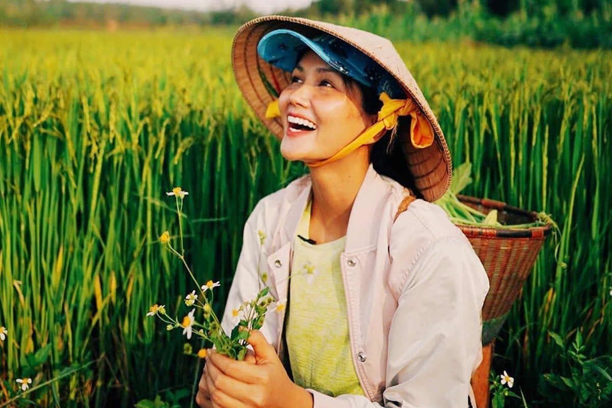 H'Hen Nie toan mac do binh dan, de mat moc khi o que nha hinh anh