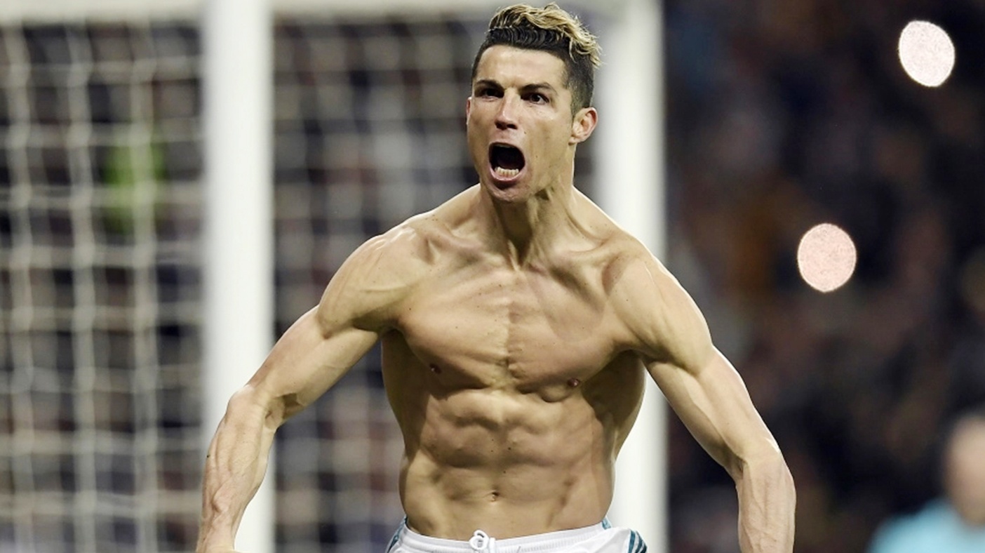 Ronaldo tap luyen trong luc choi dua voi con tai nha hinh anh