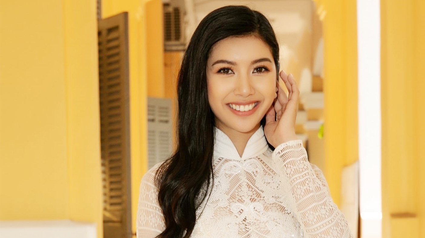 Thuy Van mac ao dai trang, hat tieng Anh truyen cam hinh anh