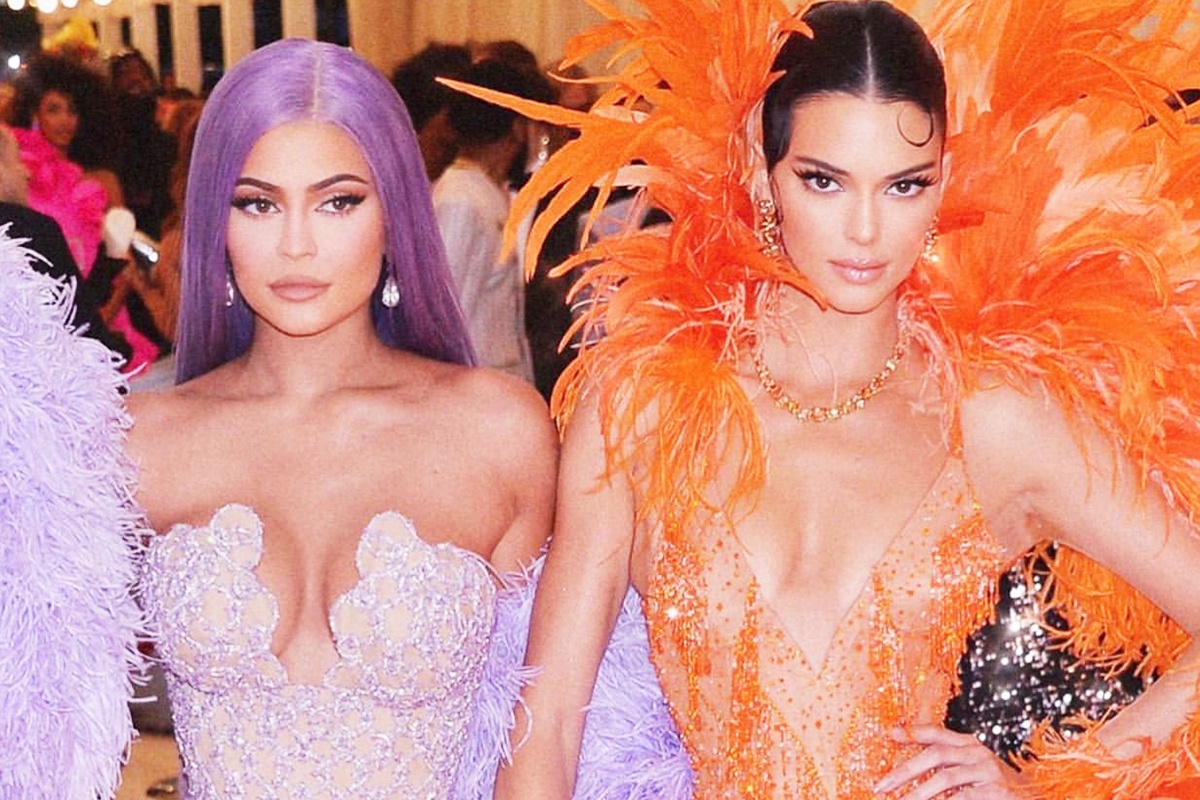 Chi em Kendall va Kylie Jenner phoi do the nao khi o cung nhau? hinh anh