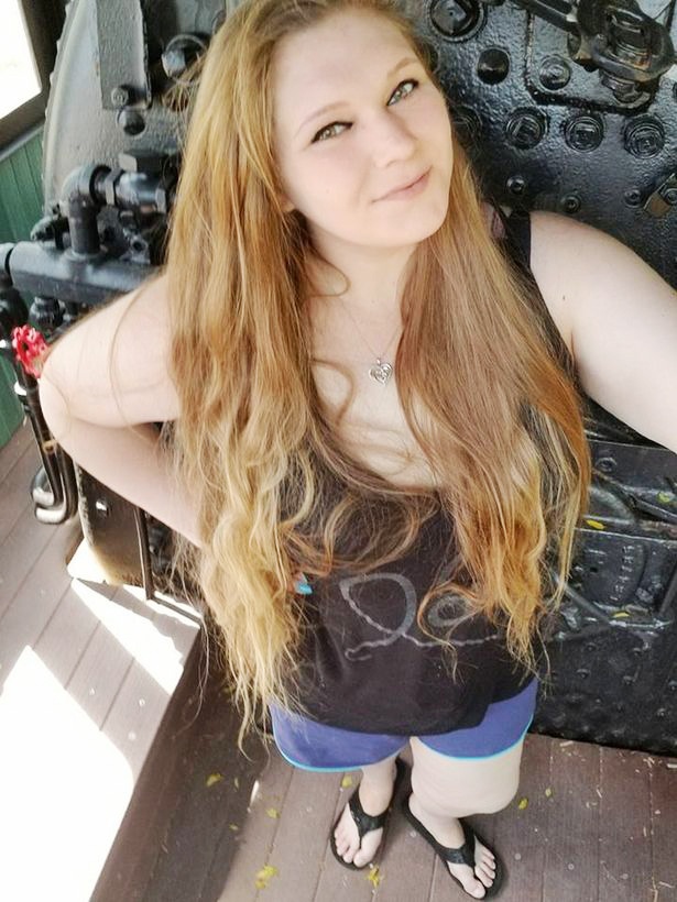 Co gai bi sung phong mat anh 1