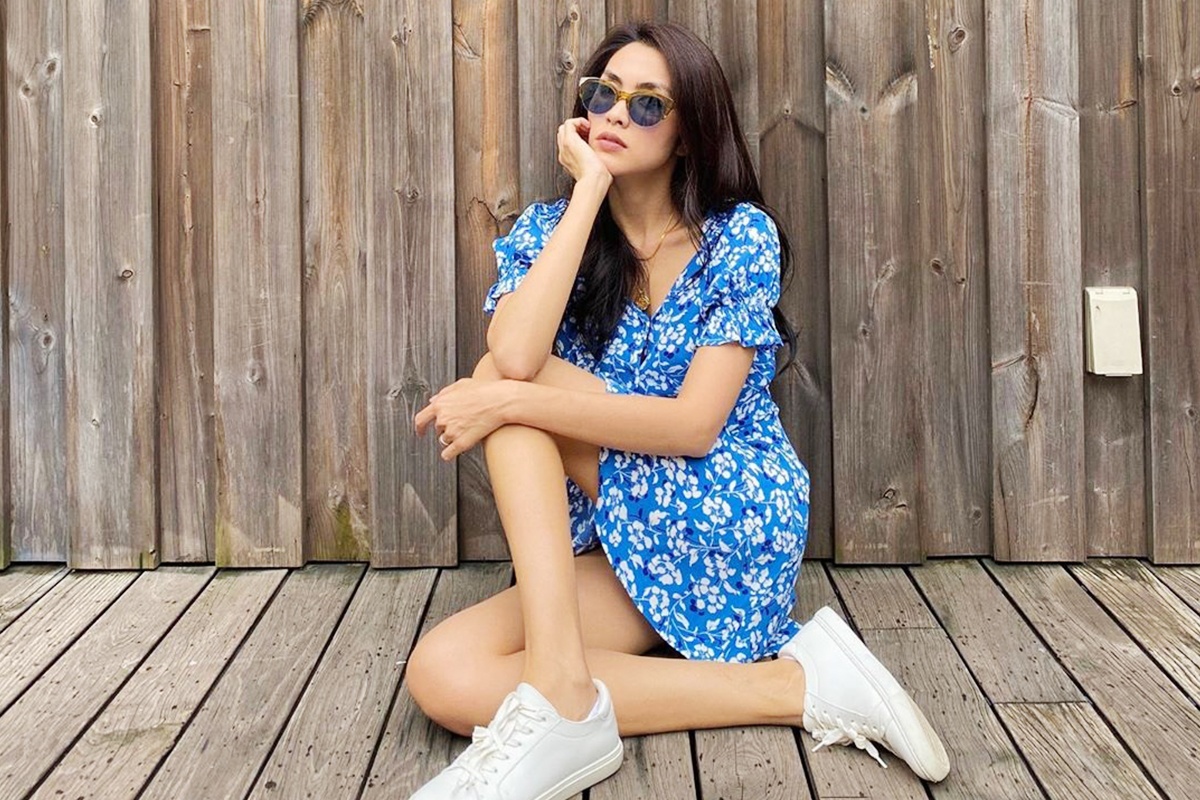 Vi sao nu gioi nen dien vay cung giay the thao? hinh anh