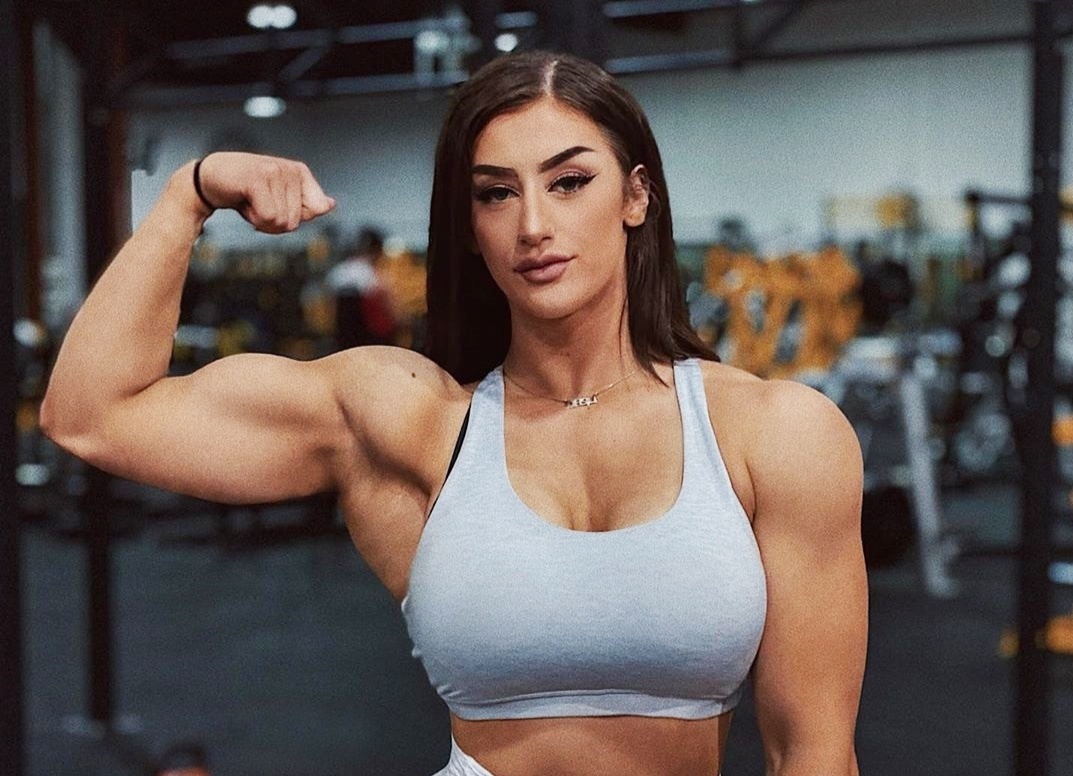 Co gai co bap tro thanh bieu tuong the hinh hinh anh