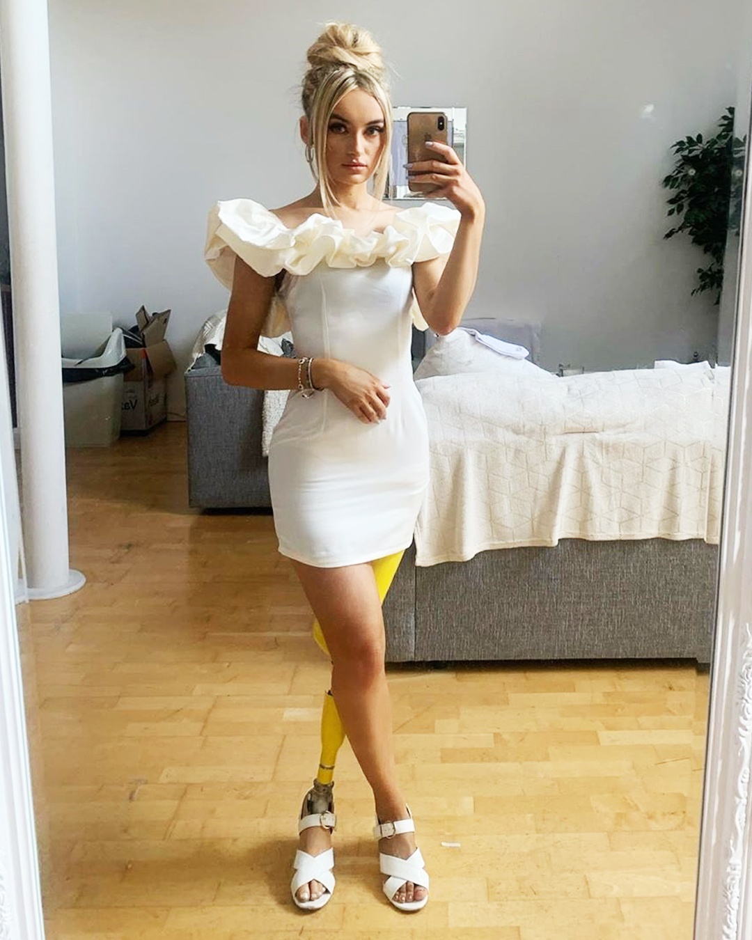 Co gai mat mot chan anh 11