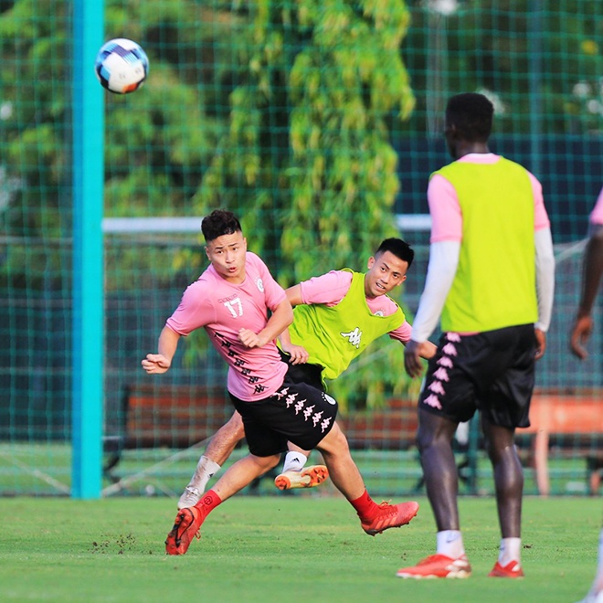 cau thu mac ao hong anh 1