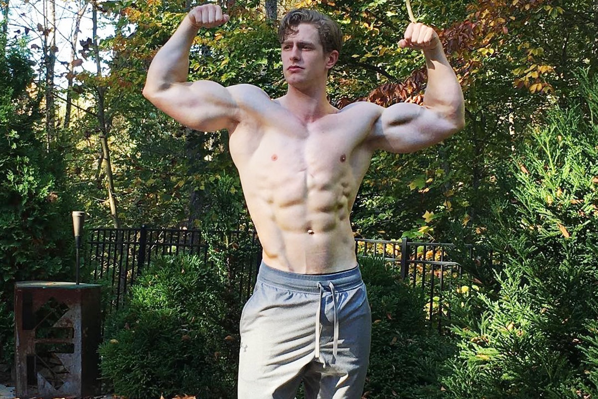 Chang trai bi lep mot ben nguc co co bap cuon cuon hinh anh