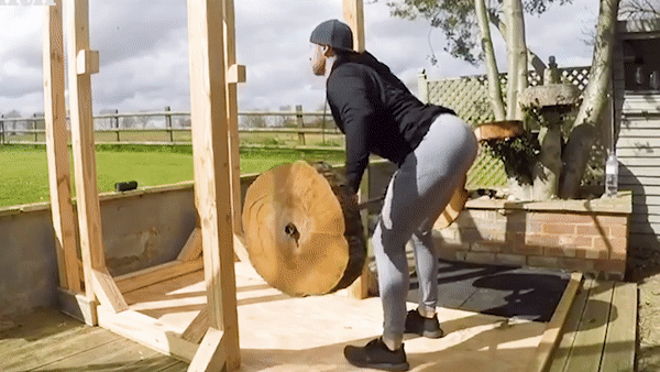 Chang trai don go lam dung cu tap the hinh hinh anh