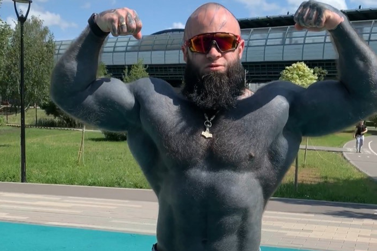 Nam luc si xam den toan than hinh anh