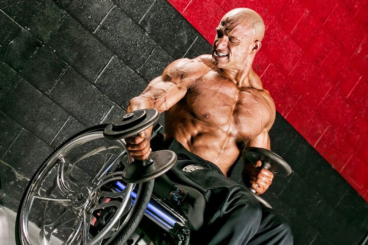 Chang trai bi liet 2 chan quyet tam tro thanh luc si hinh anh