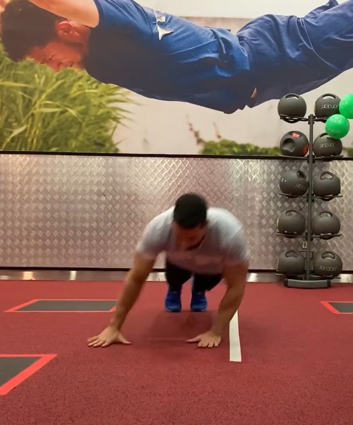 chàng trai vừa hít đất vừa bật nhảy ảnh 2 chang trai vua hit dat vua bat nhay anh 2