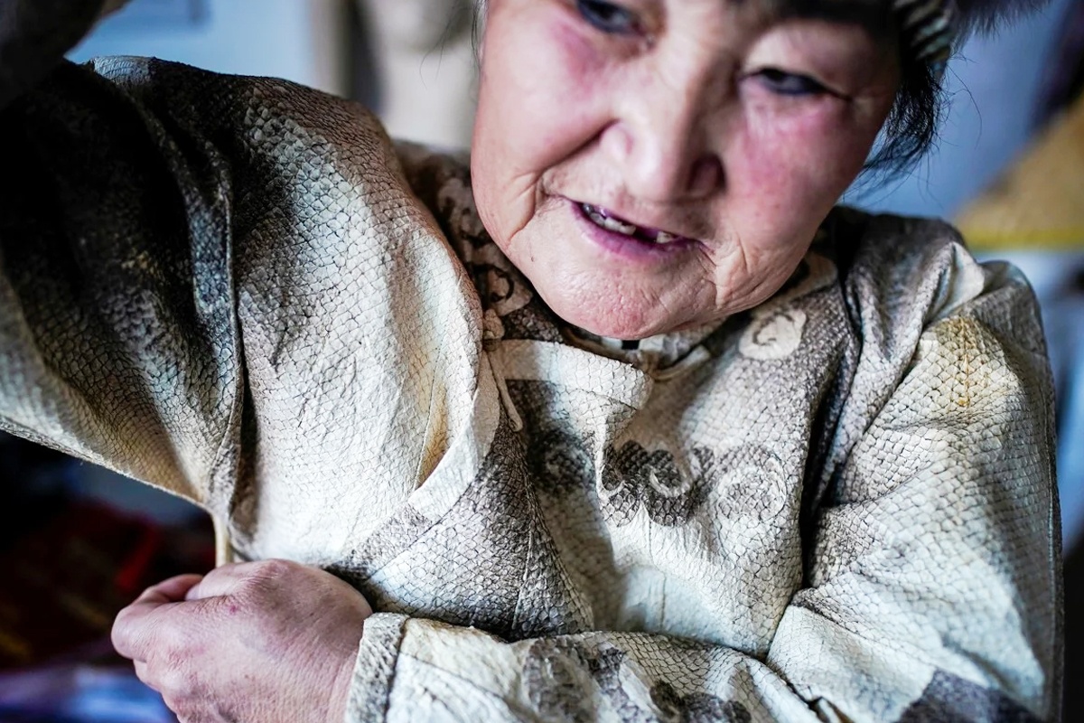 Nguoi phu nu Trung Quoc lam quan ao tu da ca hinh anh