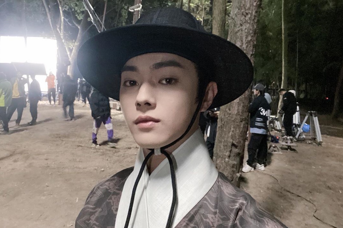 Hua Khai gay tranh cai vi mac trang phuc giong hanbok hinh anh