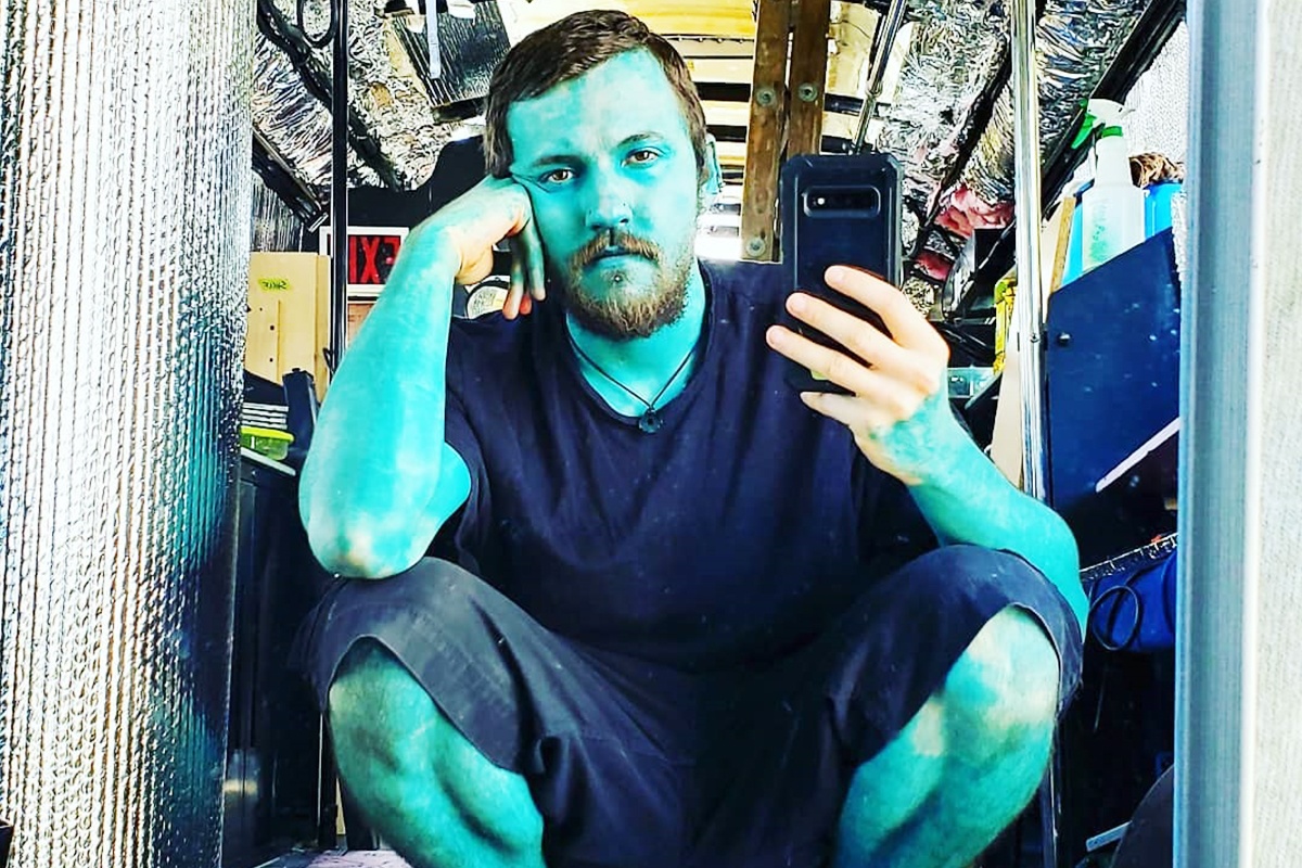 Chang trai xam toan than mau xanh ngoc hinh anh