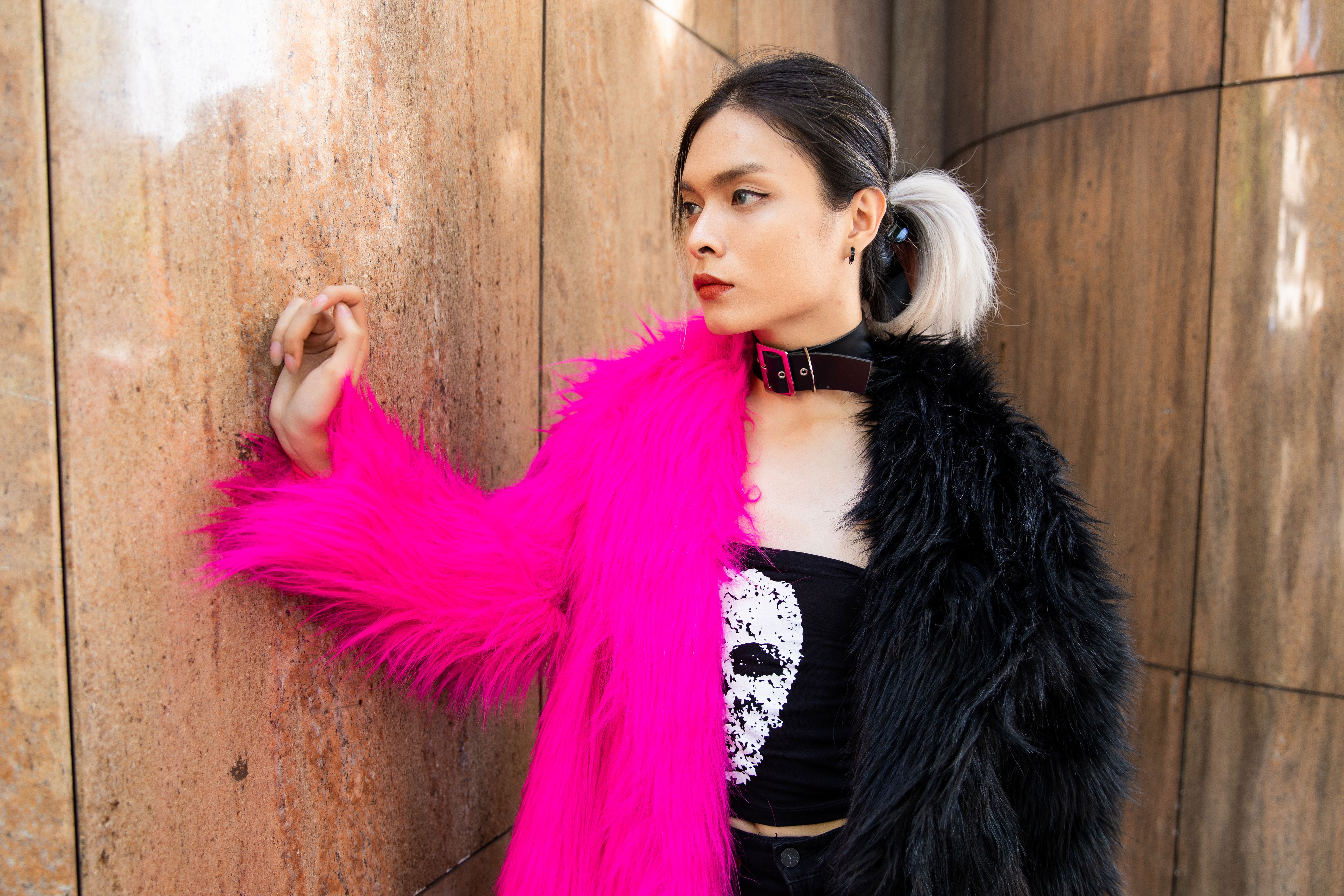 Chang trai TP.HCM mac ao khoac long bat chap thoi tiet oi buc hinh anh