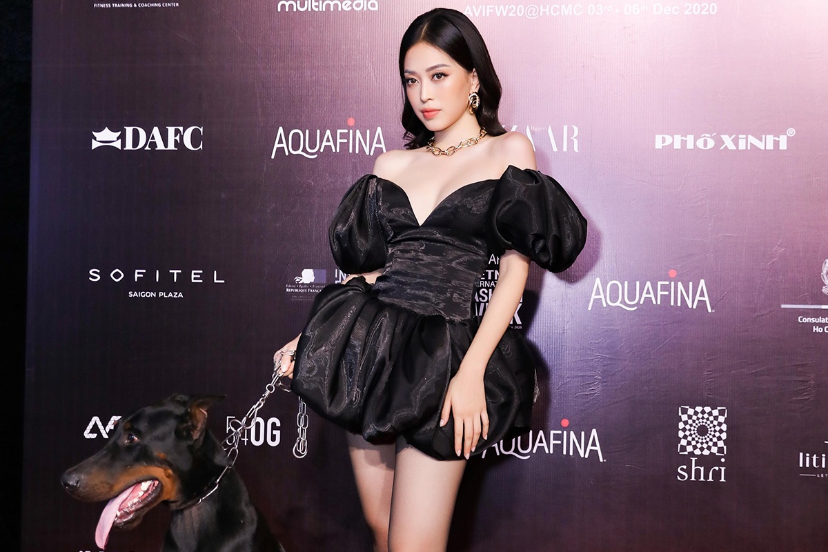 A hau Phuong Nga dat thu cung len tham do thoi trang hinh anh