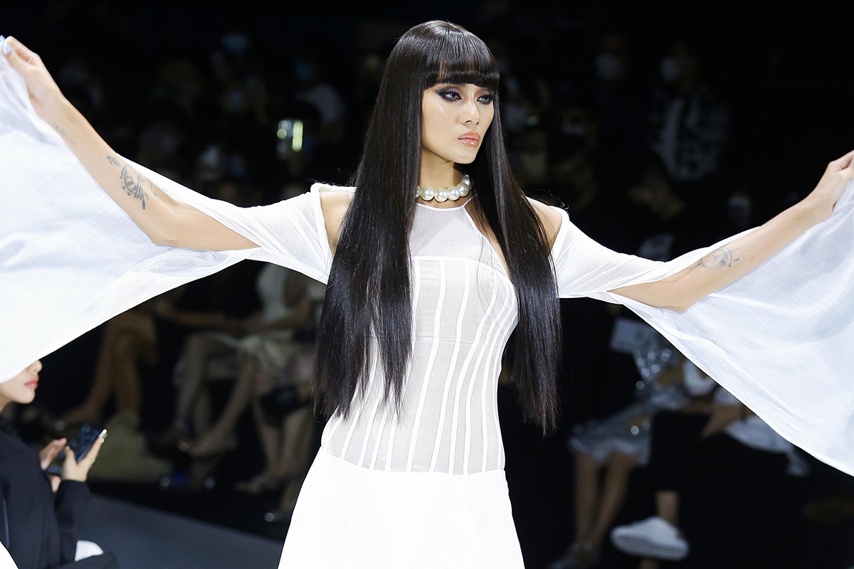 Vo Hoang Yen mac vay xuyen thau tren san catwalk hinh anh