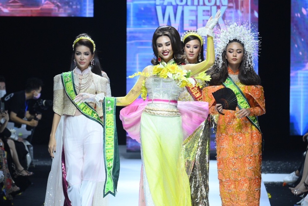 Vo Hoang Yen, Minh Tu thi nhan sac tren san catwalk hinh anh