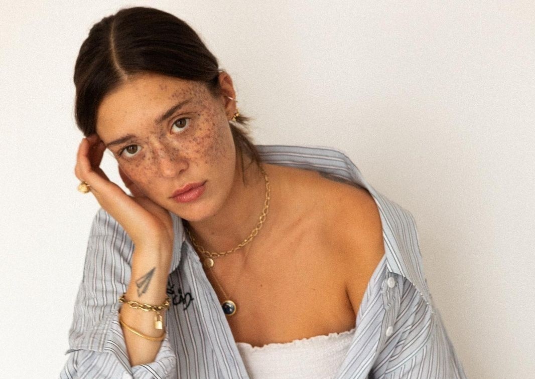 Nguoi mau co guong mat day tan nhang sau con dot quy hinh anh