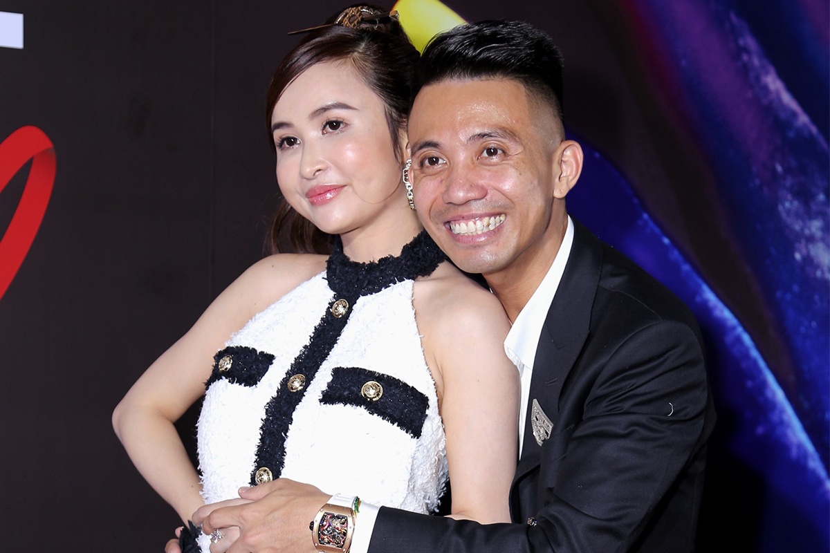 Vo chong Minh Nhua dien nhieu do hieu tren tham do hinh anh