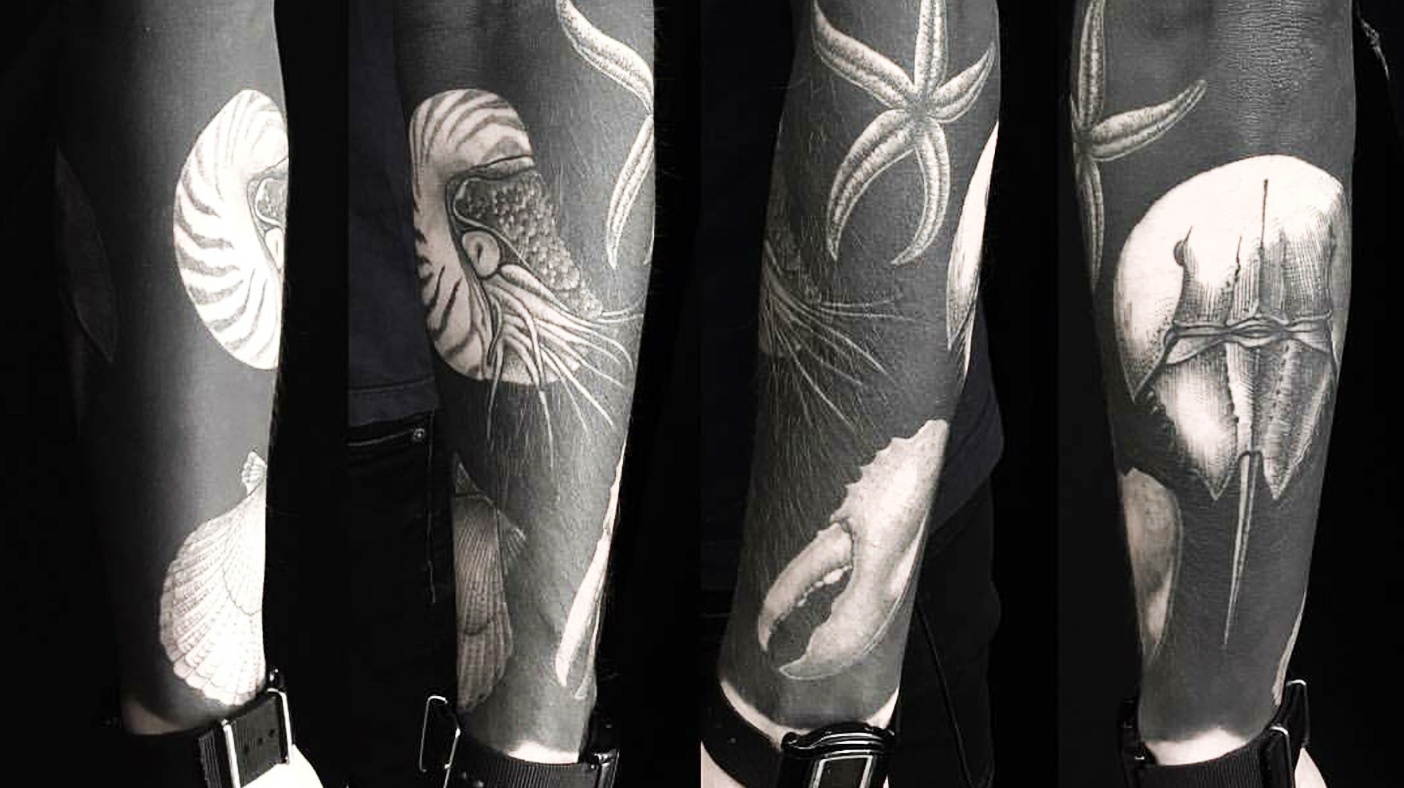 Trai nghiem xam kin mot phan co the bang muc den hinh anh