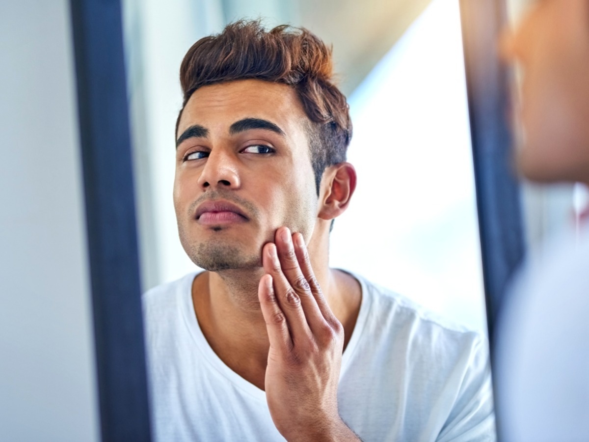 Hut thuoc la gay hai the nao cho lan da cua nam gioi? hinh anh