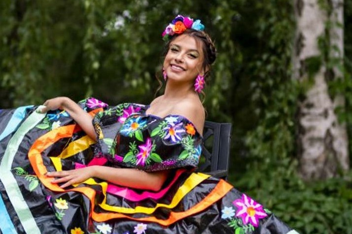 Nu sinh gianh hoc bong 10.000 USD nho lam vay tu bang keo hinh anh