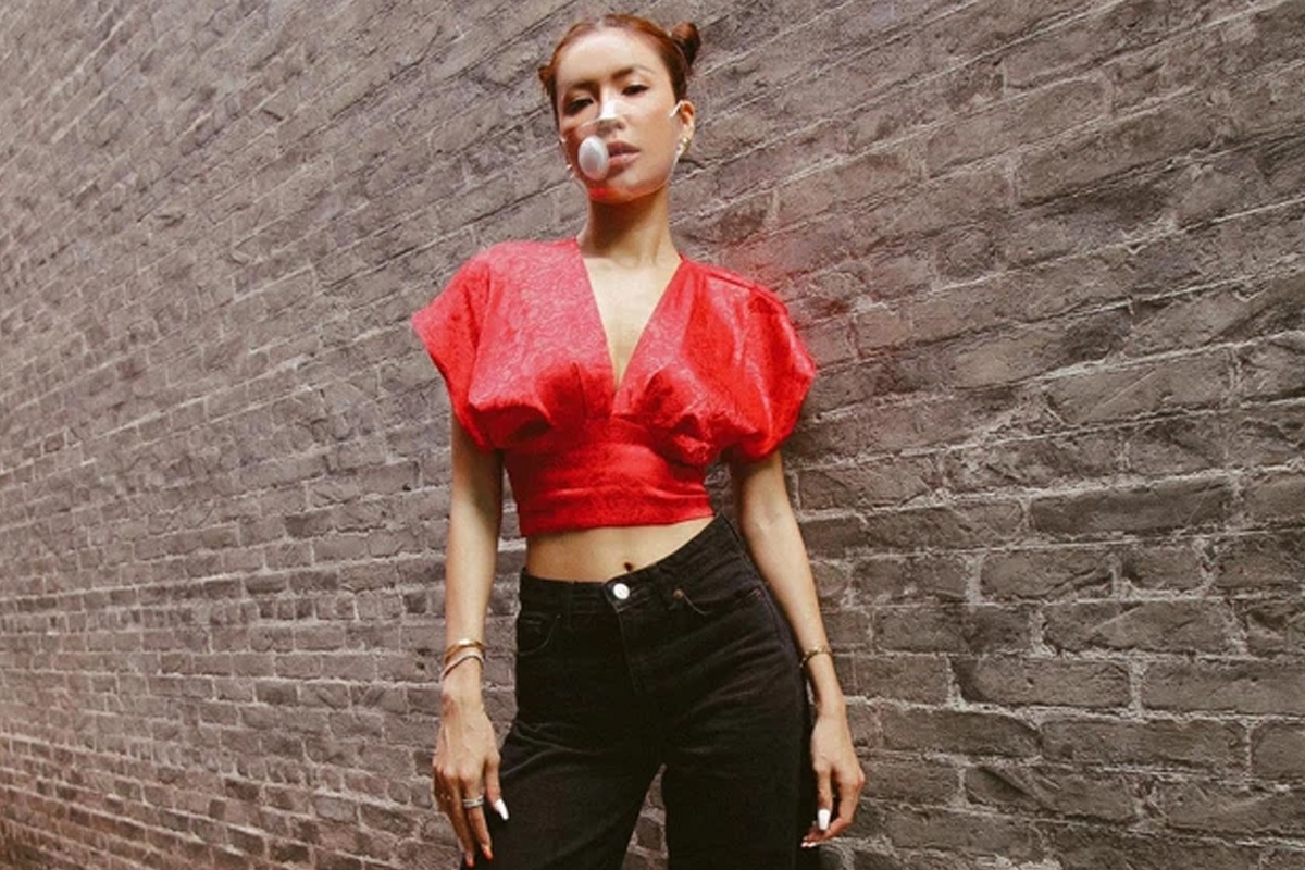 Minh Tu xin loi vi mac do khong phu hop di le chua hinh anh