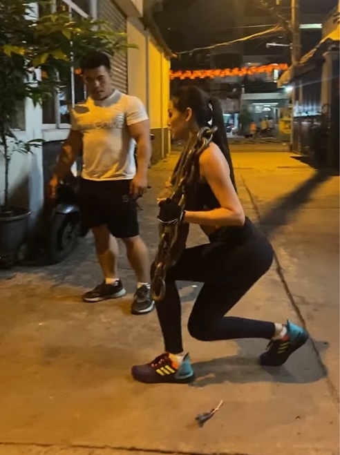 Hoa hau Khanh Van anh 2