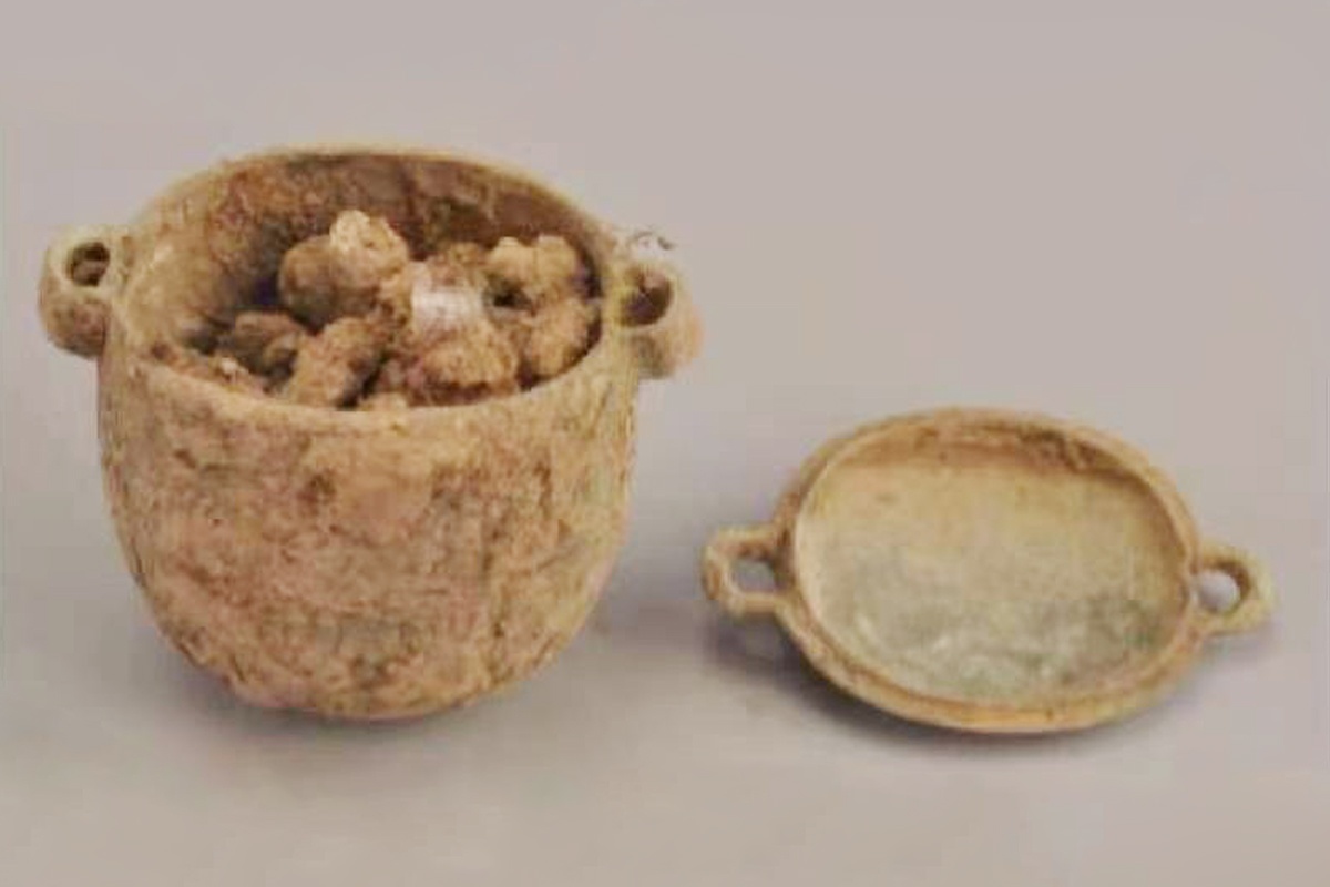 Kem trang da 2.700 tuoi cua nam quy toc Trung Quoc hinh anh