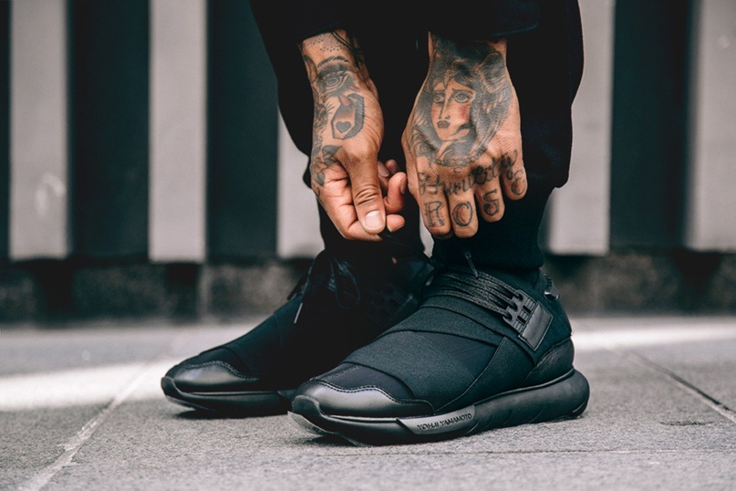 Nam gioi nen phoi do the nao voi giay sneakers? hinh anh