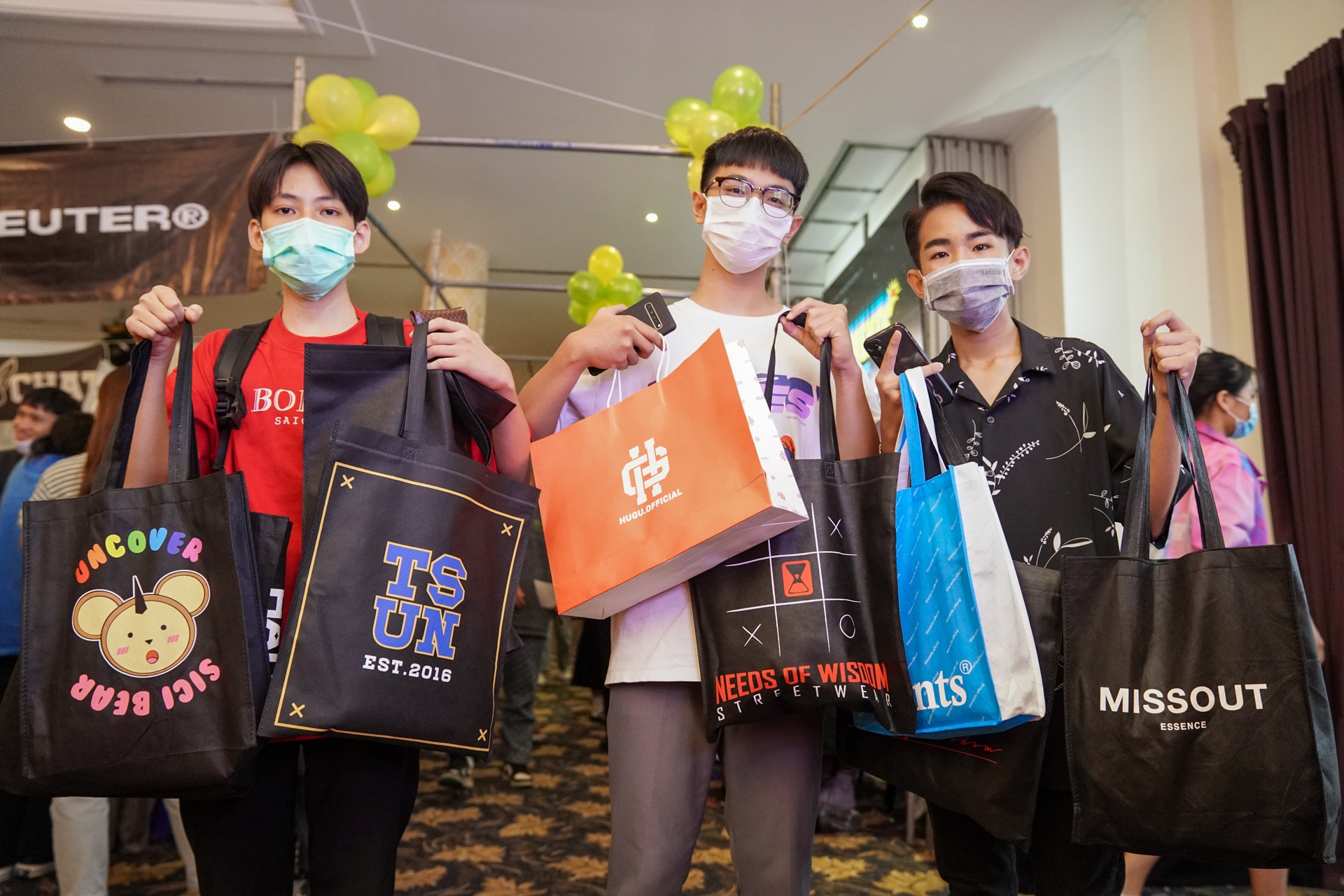 Gioi tre TP.HCM chi tien trieu mua sam tai hoi cho thoi trang hinh anh